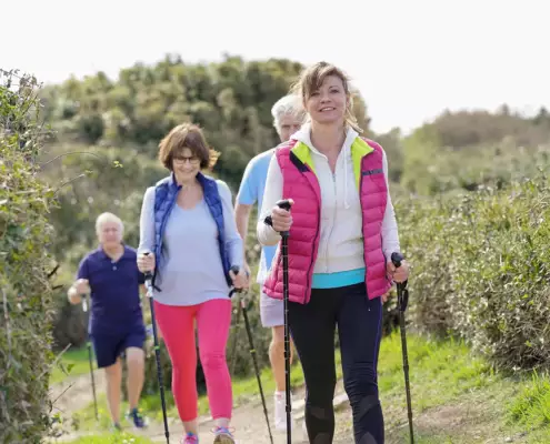 Chůze s holemi pro efektivní hubnutí a lepší fyzickou kondici